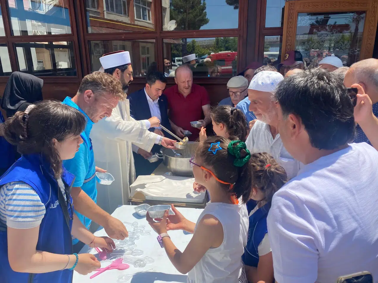 Espiye'de vatandaşlara aşure ikram edildi
