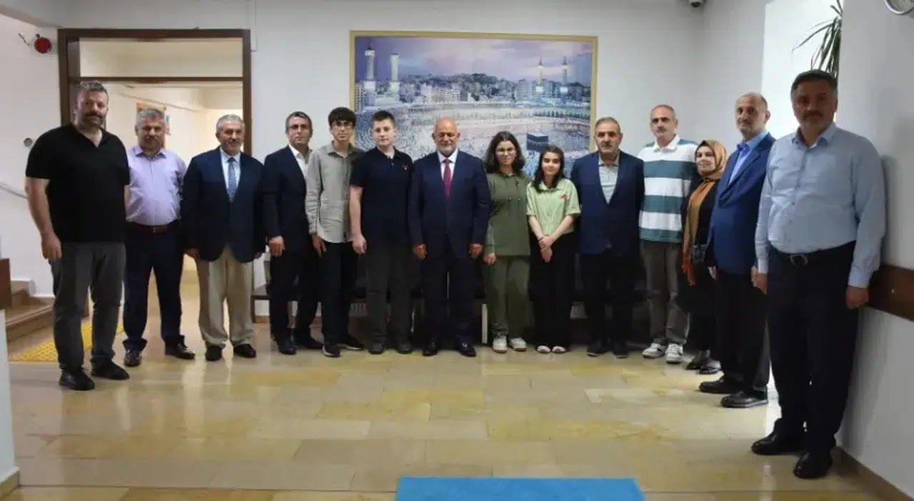 Trabzon'da LGS'de Başarı Gösteren Öğrencilere Altın Ödül!