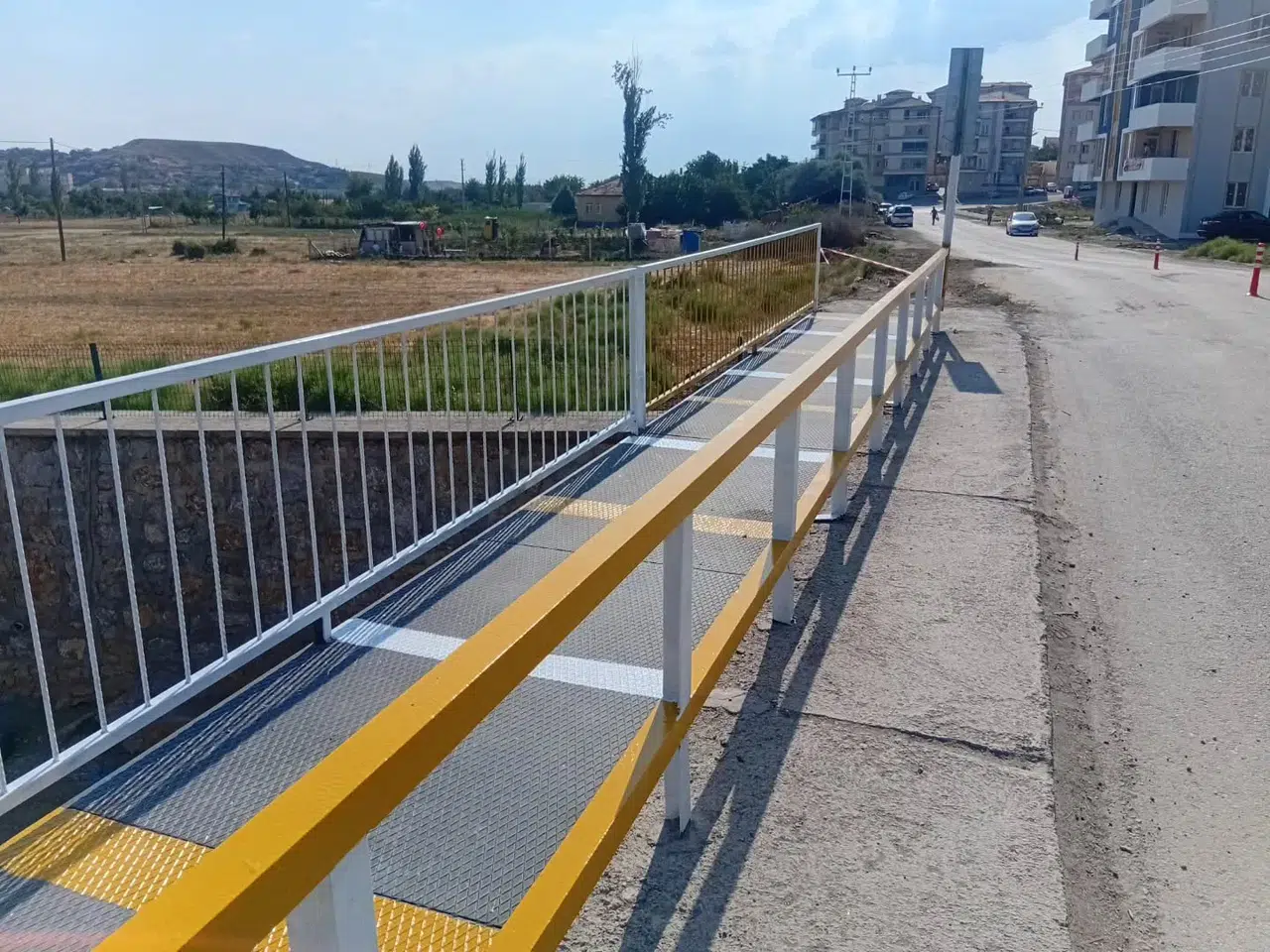 TOKİ Yolu Üzerindeki Köprüye Yaya Yolu Yapıldı