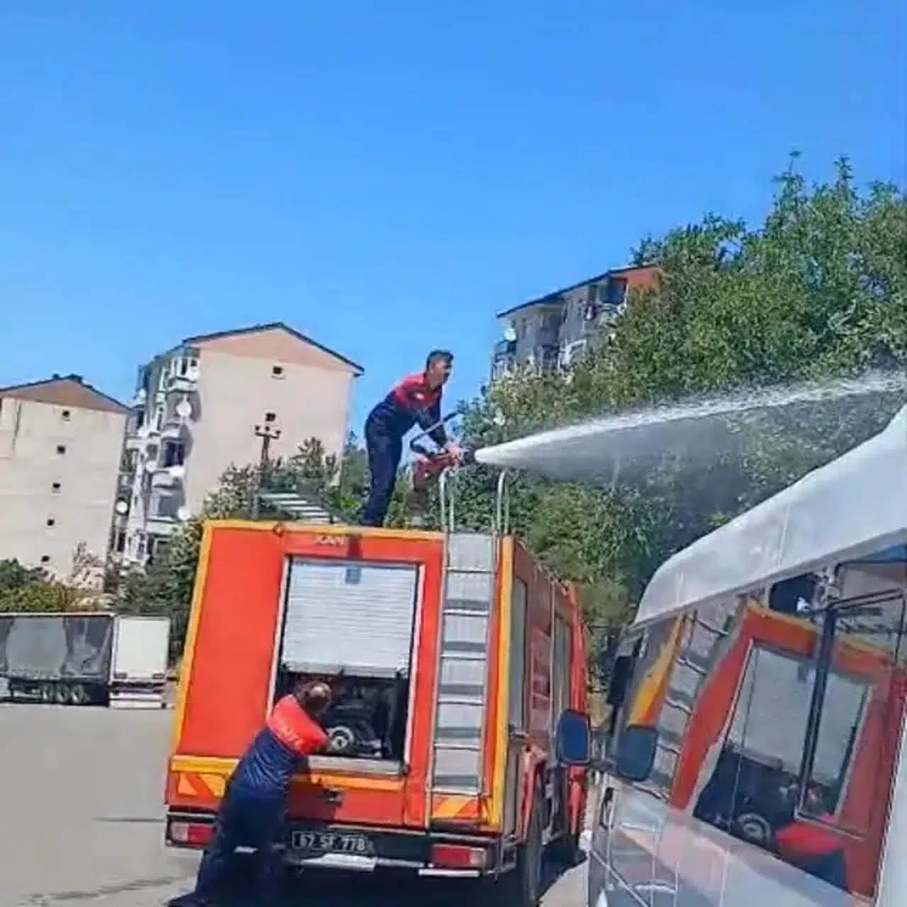 Zonguldak'ta yüksek gerilim hattına kapılan karganın neden olduğu yangın söndürüldü