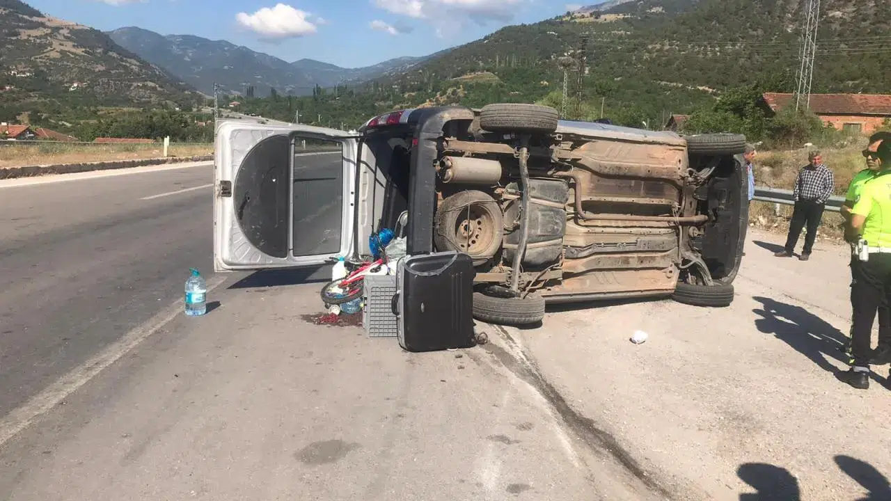 Amasya'da devrilen otomobildeki 1 çocuk öldü, 4 kişi yaralandı