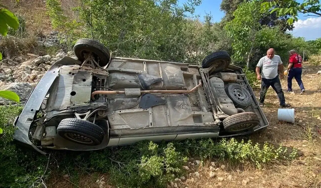 Bartın'da bariyere çarparak ters dönen aracın sürücüsü ağır yaralandı