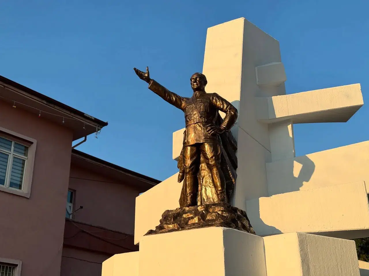Atatürk Meydanında Düzenleme Çalışmaları Devam Ediyor