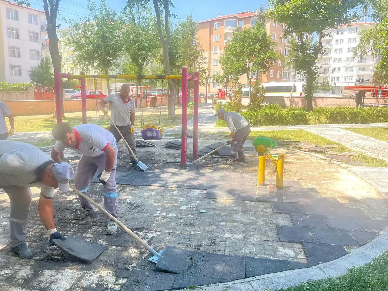 Sungurlu'da Kaldırım ve Yol Kenarlarında Temizlik Çalışması