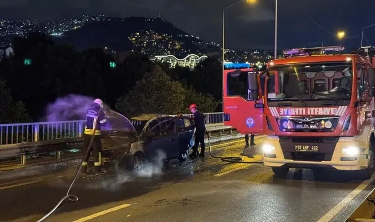 Trabzon'da seyir halindeki otomobil yandı