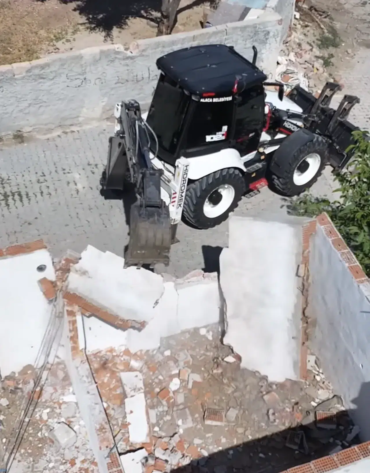 Metruk Binaların Yıkımı Devam Ediyor