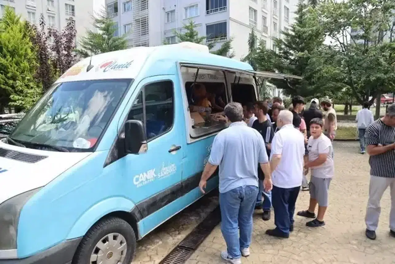 Canik Belediyesi vatandaşlara aşure ikramında bulundu