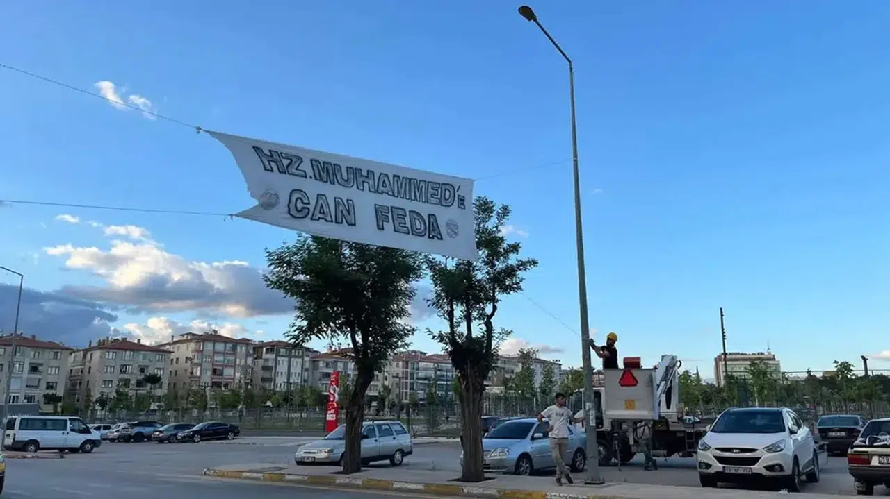 Leman Dergisi’ne Pankartlı Tepki