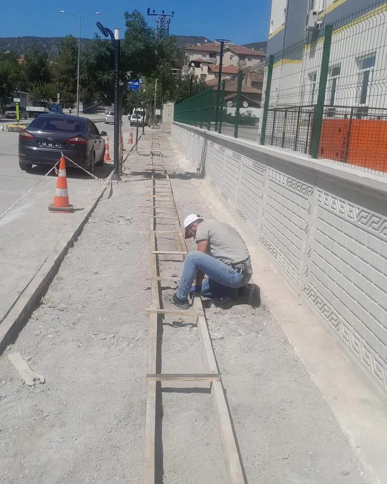Osmancık'ta Lise Önünde Kaldırım ve Engelli Yolu Çalışması Başladı