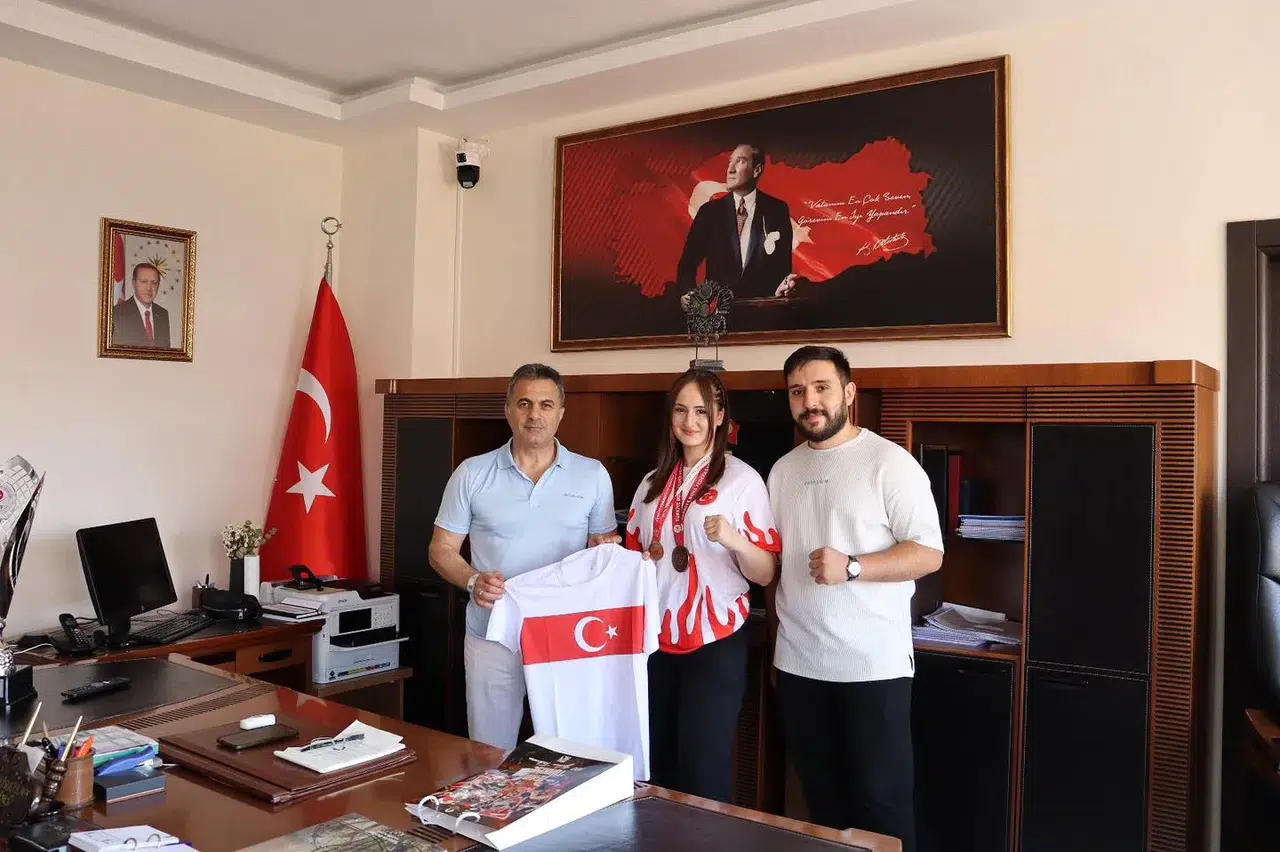 Şampiyon Boksör Elanur Akça, İl Müdürü Tarafından Ağırlandı