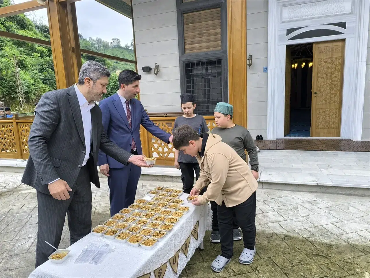 Trabzon, Rize ve Giresun'da vatandaşa aşure ikram edildi