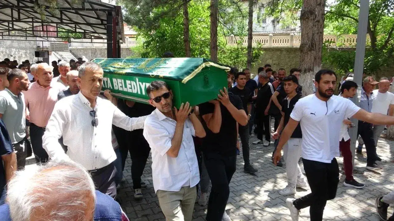 Kazada ölen genç toprağa verildi