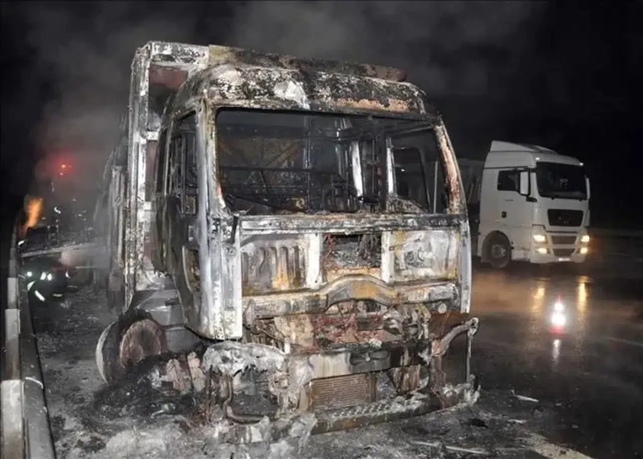 Rize'de seyir halindeki kamyonet yandı