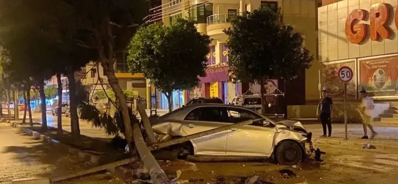 Otomobil refüjdeki aydınlatma direğine çarptı: 1 yaralı
