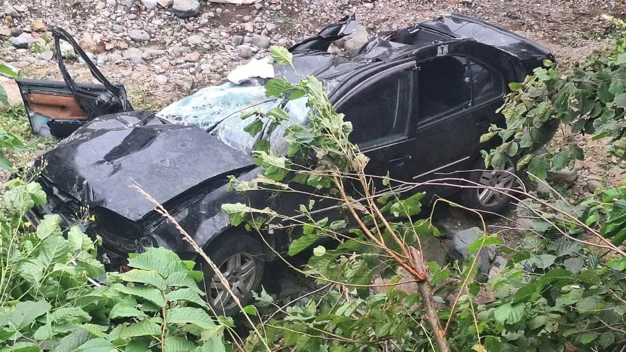 Rize'de iki otomobilin çarpıştığı kazada 1 kişi öldü, 8 kişi yaralandı