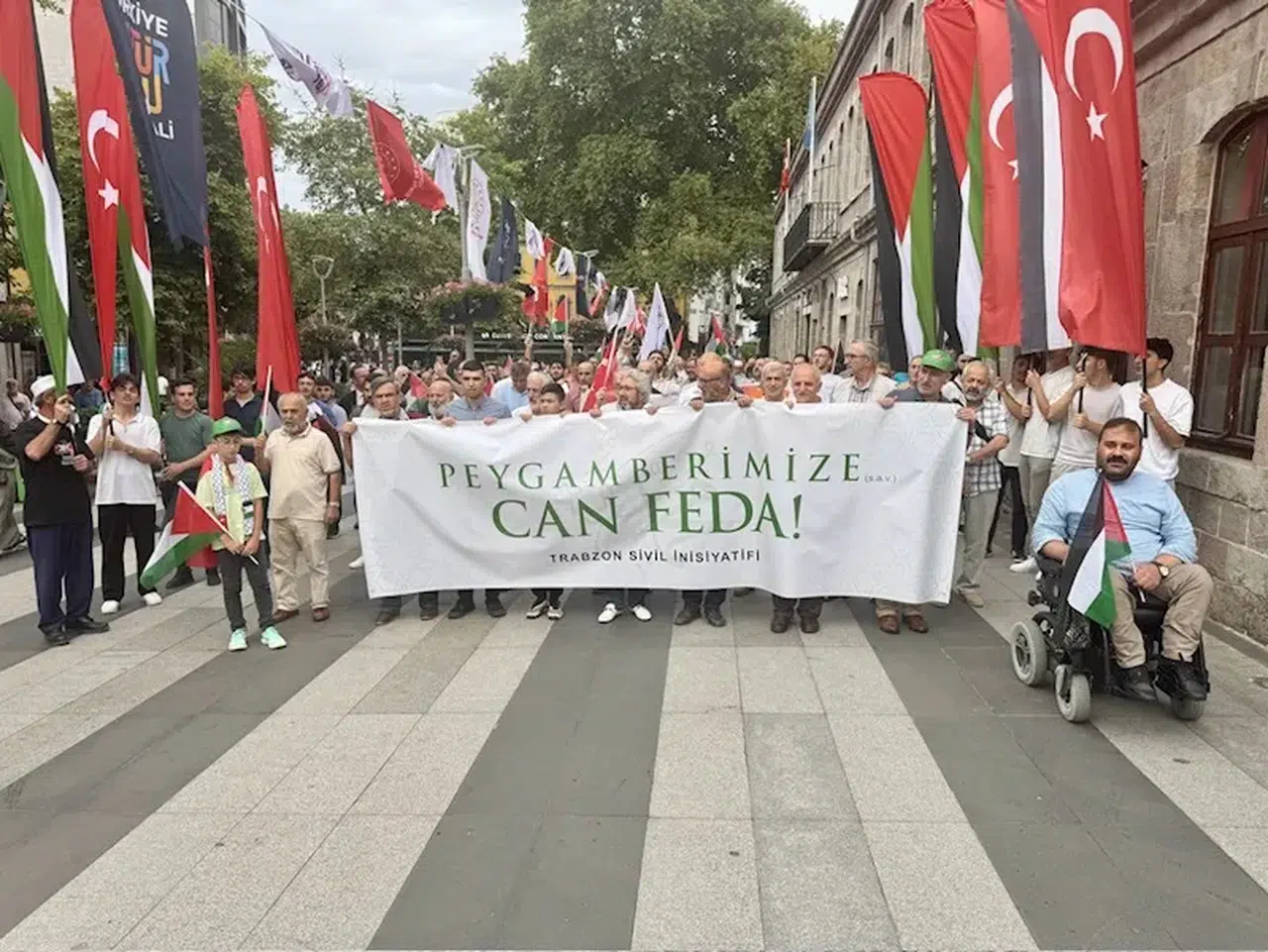 Trabzon'da Hazreti Muhammed'in karikatür çizimini yayımlayan dergiye tepki