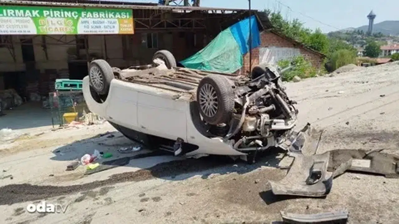 Sinop'ta otomobil çeltik fabrikasının bahçesine devrildi, 2 kişi yaralandı