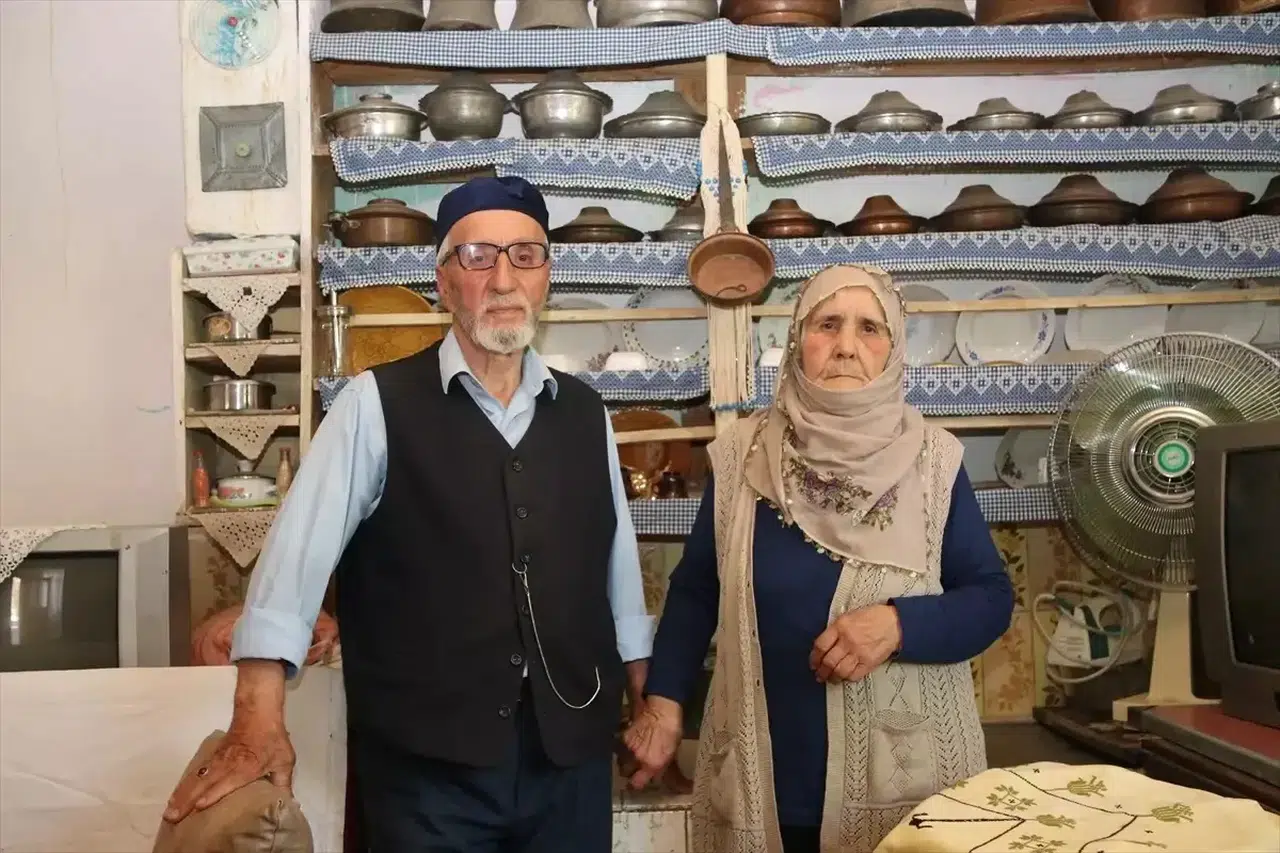 Gürel çifti, karşılıklı hoşgörü ve sevgi ile evliliklerinde 60 yılı geride bıraktı