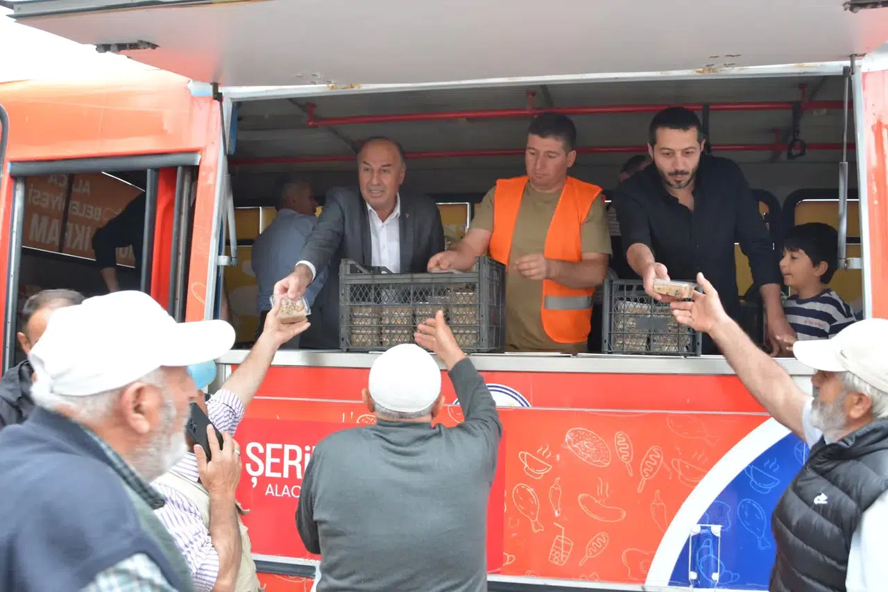 Alaca'da Cuma Namazı Sonrası Aşure İkram Edildi