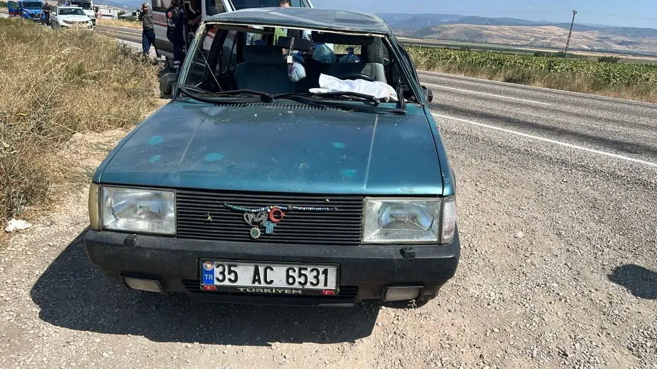 Amasya'da devrilen otomobildeki 3 kişi yaralandı