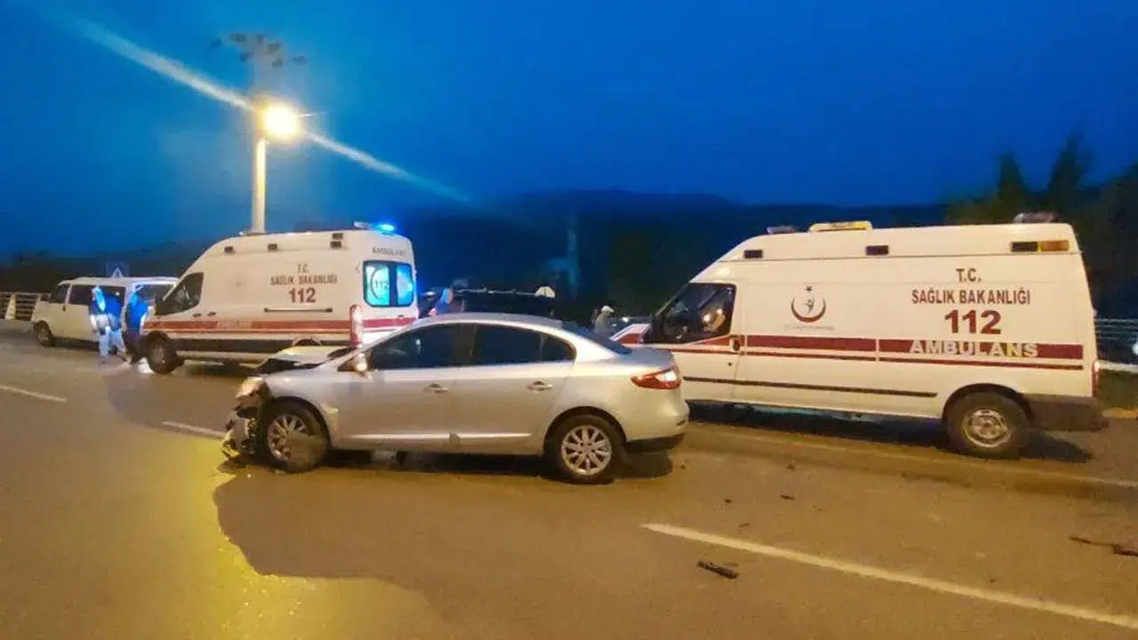 Karabük'te panelvan ile otomobilin çarpıştığı kazada 2 kişi yaralandı