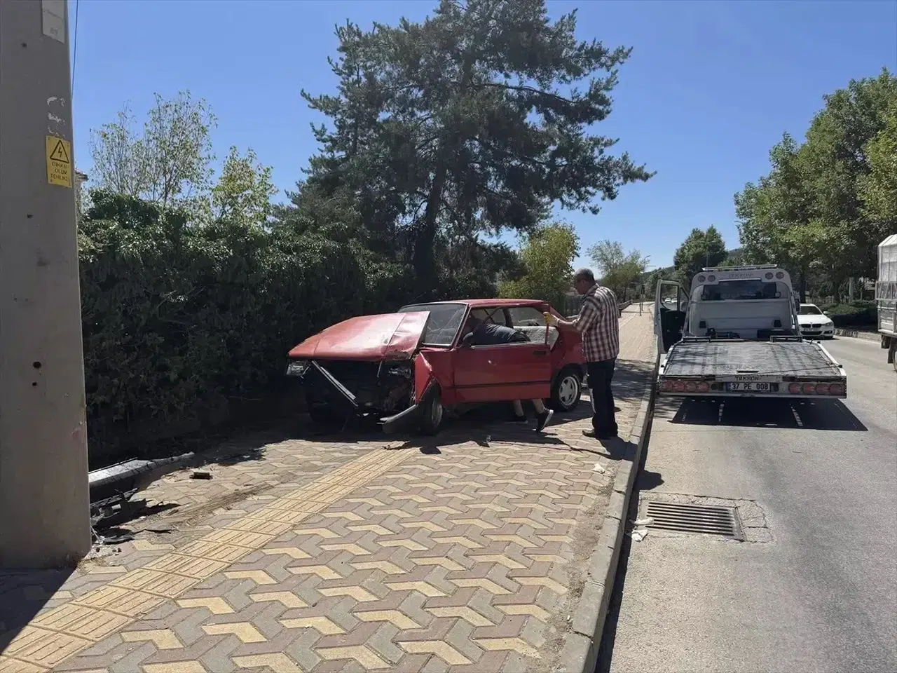 Kastamonu'da beton direğe çarpan otomobilin sürücüsü yaralandı
