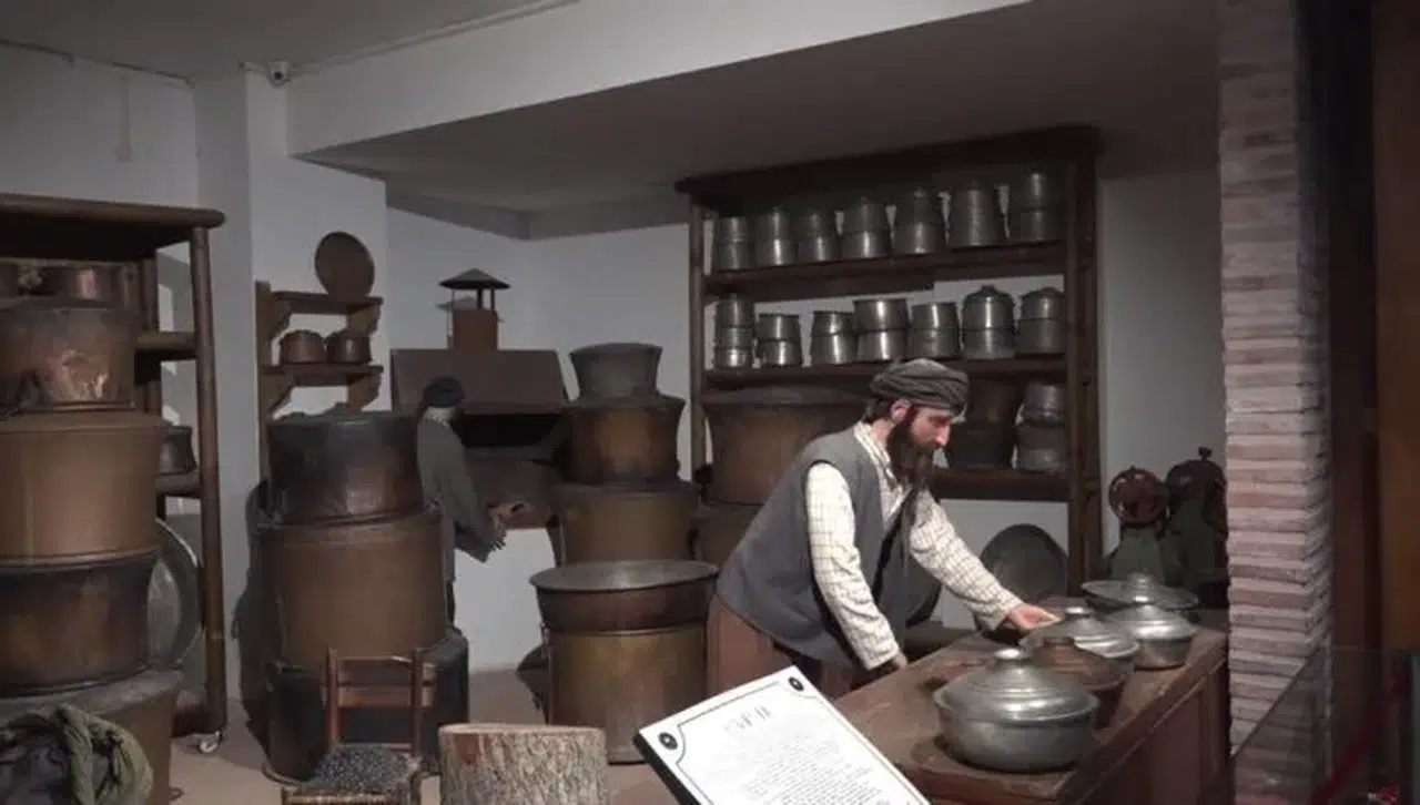 Tokat Şehir Müzesi'nde kaybolmaya yüz tutan meslekler, bal mumu heykelleriyle canlandırılıyor
