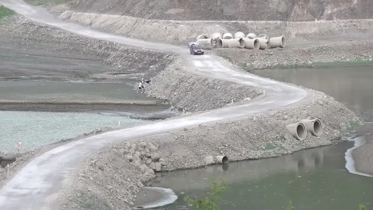 Tokat'ta baraj yatağı içinde bulunan yol suların çekilmesiyle kullanılabiliyor