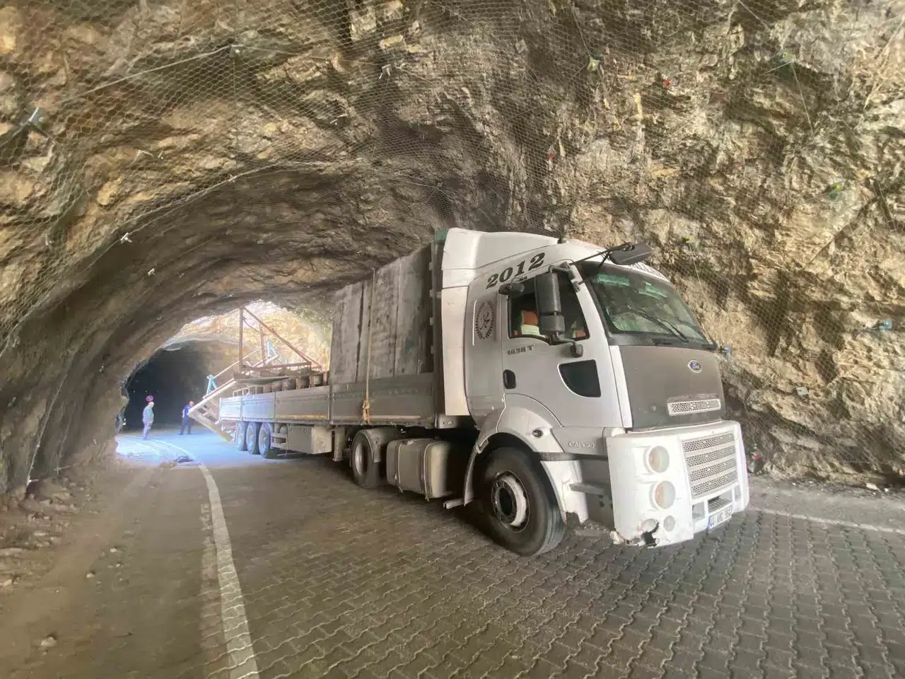 Rize'de hafif ticari araçla otomobil çarpıştı, 1 kişi öldü, 5 kişi yaralandı