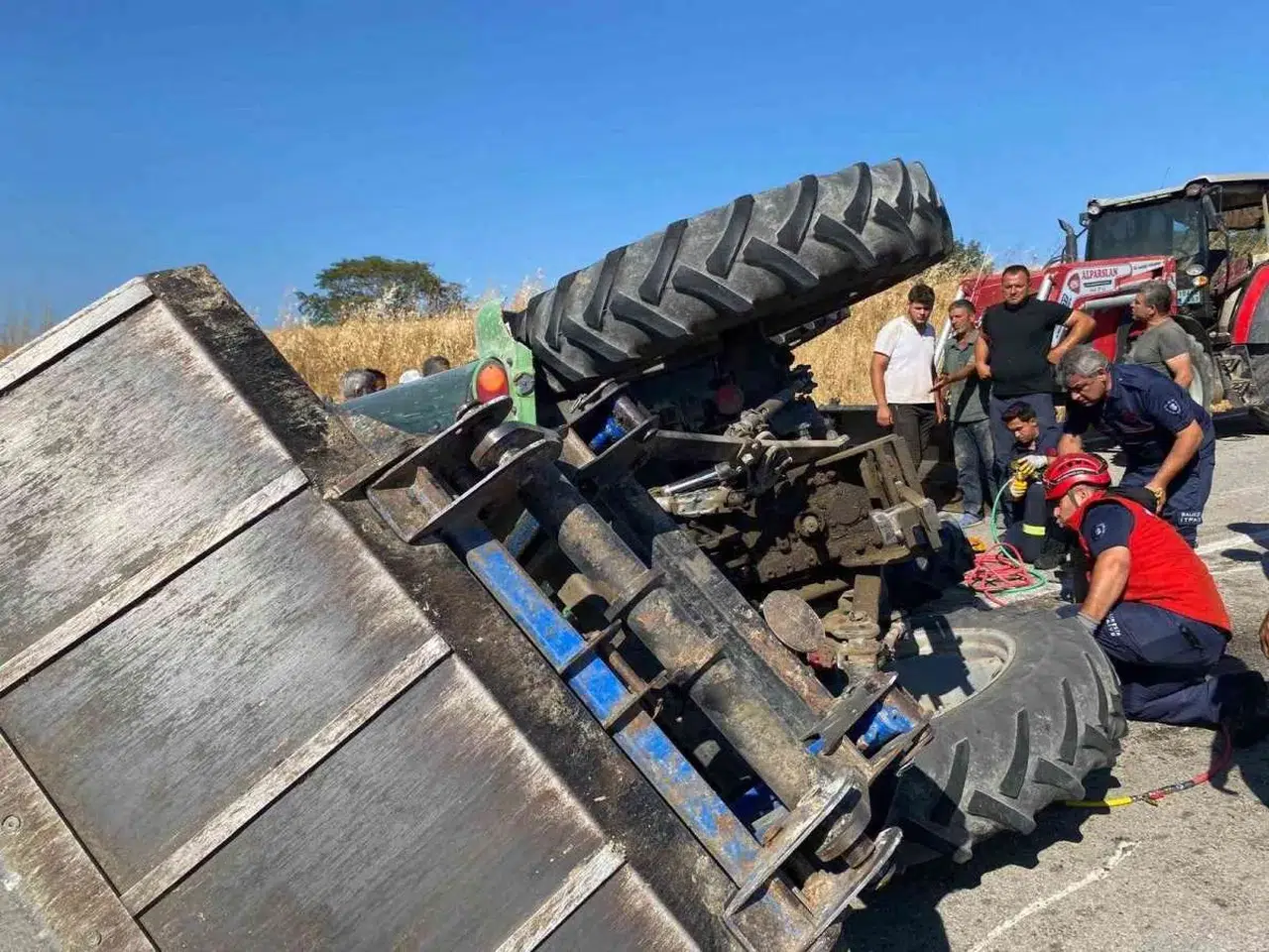 Samsun'da traktörün devrilmesi sonucu 2 kişi yaralandı