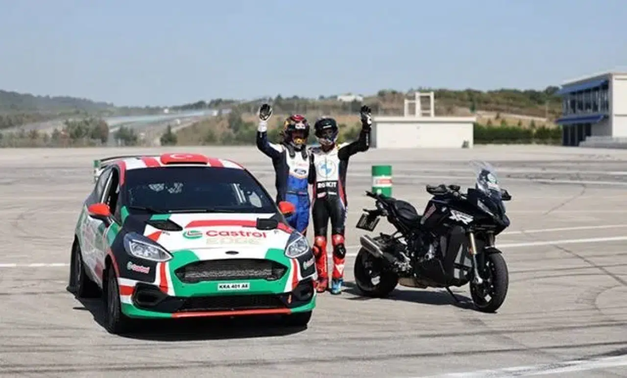 Toprak Razgatlıoğlu ve Ali Türkkan, Castrol Performance Day'de gösteri sürüşü yaptı