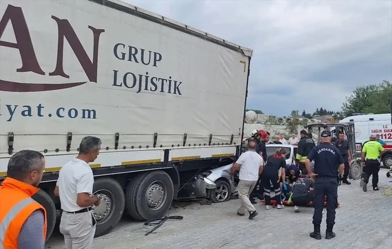 Samsun'da çekiciye bağlı römorka çarpan otomobildeki 2 kişi öldü, 2 kişi yaralandı