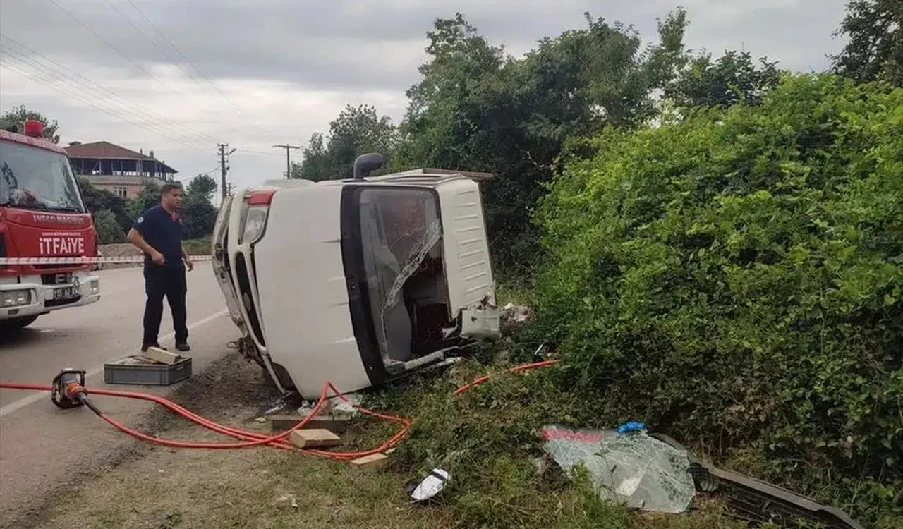 Kastamonu'da hafriyat kamyonu ile çarpışan otomobildeki çocuk öldü, baba ağır yaralandı