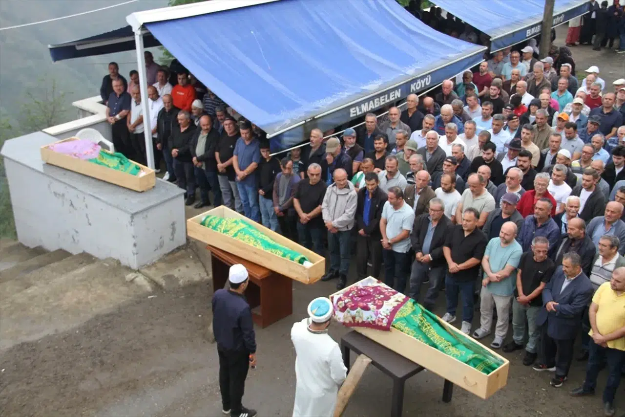 Giresun'da otomobilin uçuruma yuvarlandığı kazada ölen 3 kişinin cenazeleri defnedildi