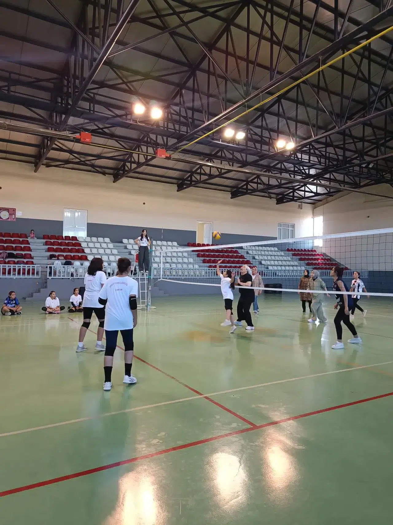 Anneler Kızları ile Parkede Yarıştı
