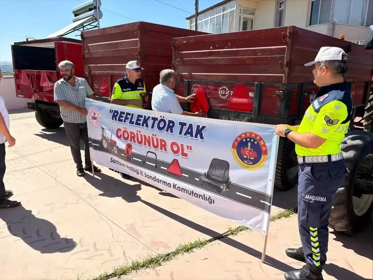 Jandarma, traktör sürücülerine "Reflektör Tak, Görünür Ol" eğitimi verdi