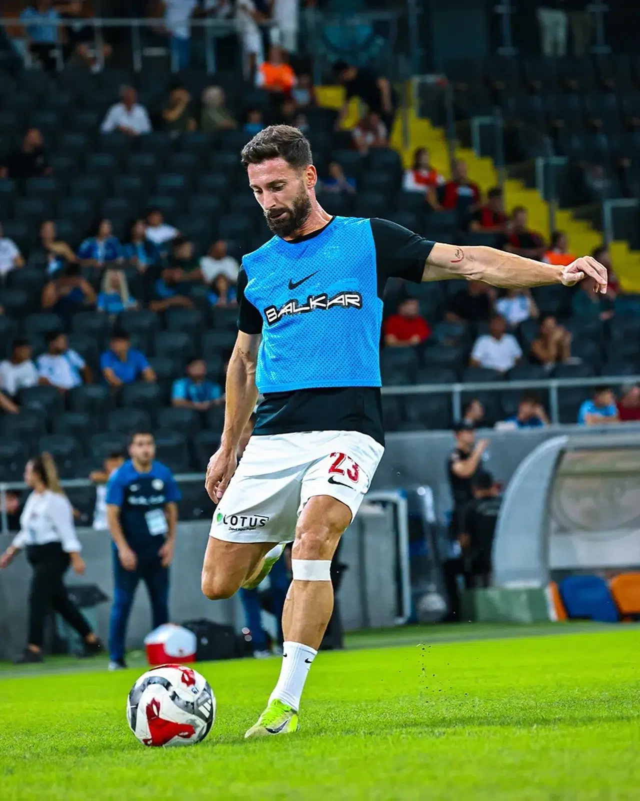 İlk Kartı Üzeyir Gördü