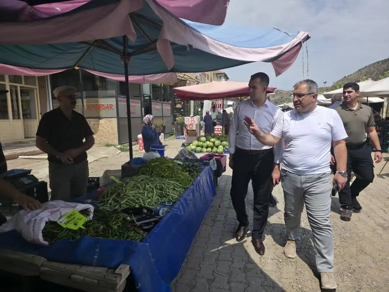 Bayat Kaymakamı ve Belediye Başkanı Pazar Esnafını Ziyaret Etti