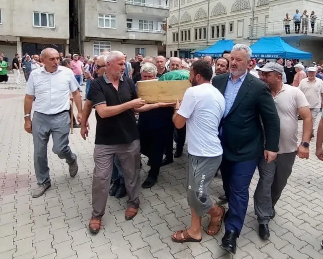 Giresun'da trafik kazasında hayatını kaybeden 4 kişinin cenazeleri toprağa verildi