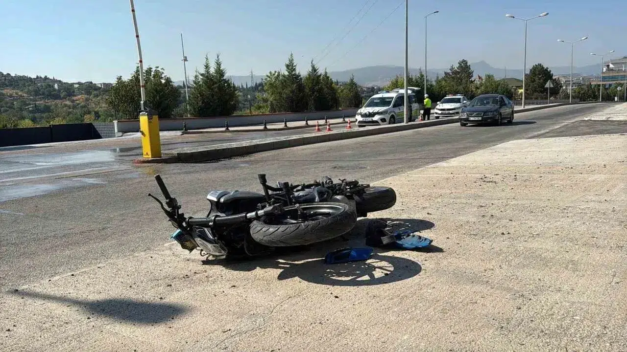 Karabük'te otomobille çarpışan motosikletteki 2 kişi yaralandı