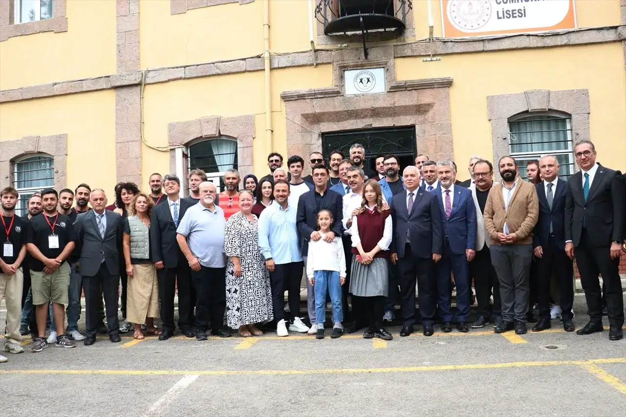 Milli Eğitim Bakanı Tekin Trabzon'da "Ailem" dizisi setini ziyaret etti