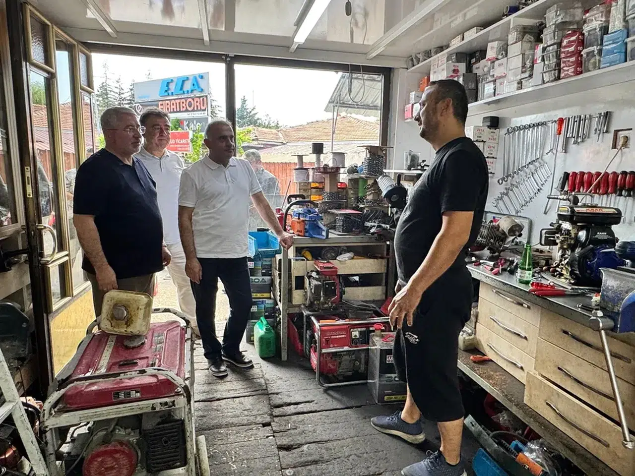 Caddede Esnafla Buluştular