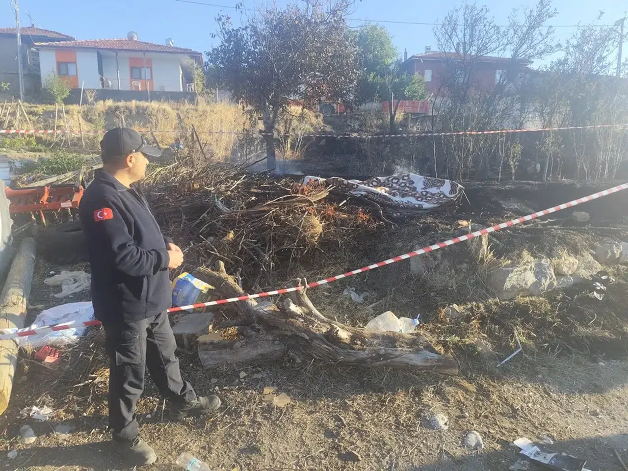 Bahçedeki Otları Yakarken Alevlerin İçinde Kaldı