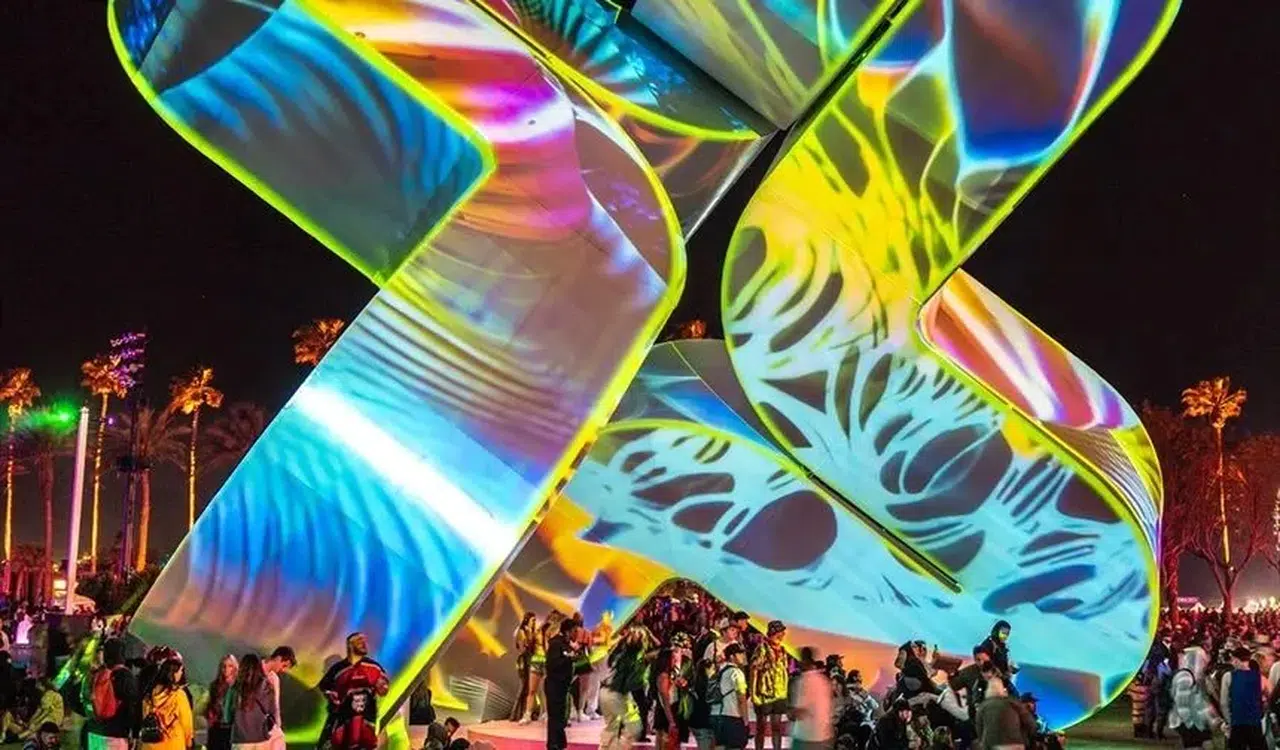 Trendyol Sanat Güvenç Özel'in "Neuroflux" enstalasyonunu İstanbul'da sergiledi