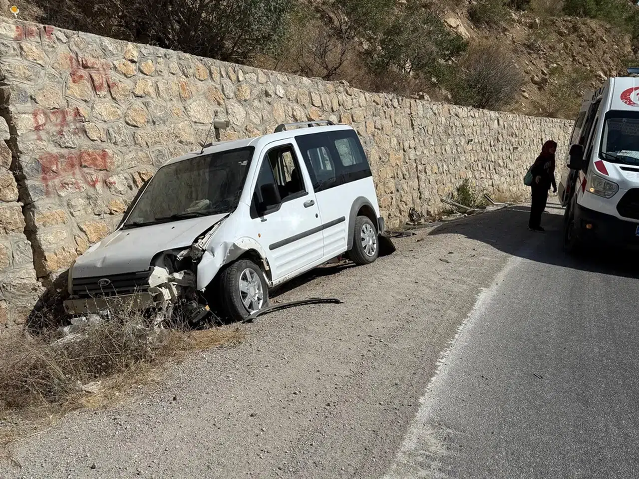 Hafif Ticari Araç Duvara Çarptı