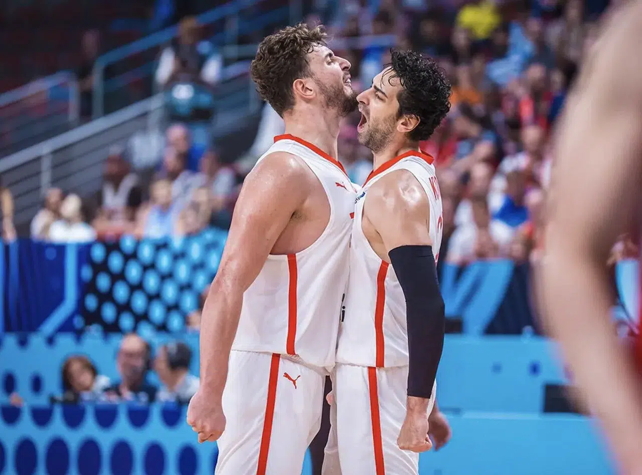 Tahtasız, Yarı Finale Yükselen 12 Dev Adam’ı Kutladı