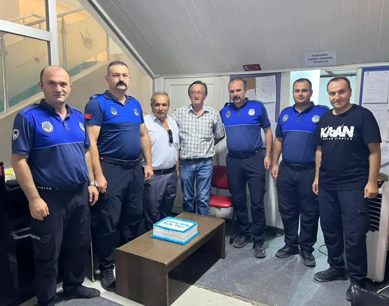 Esnaftan Zabıtalara Tatlılı Kutlama