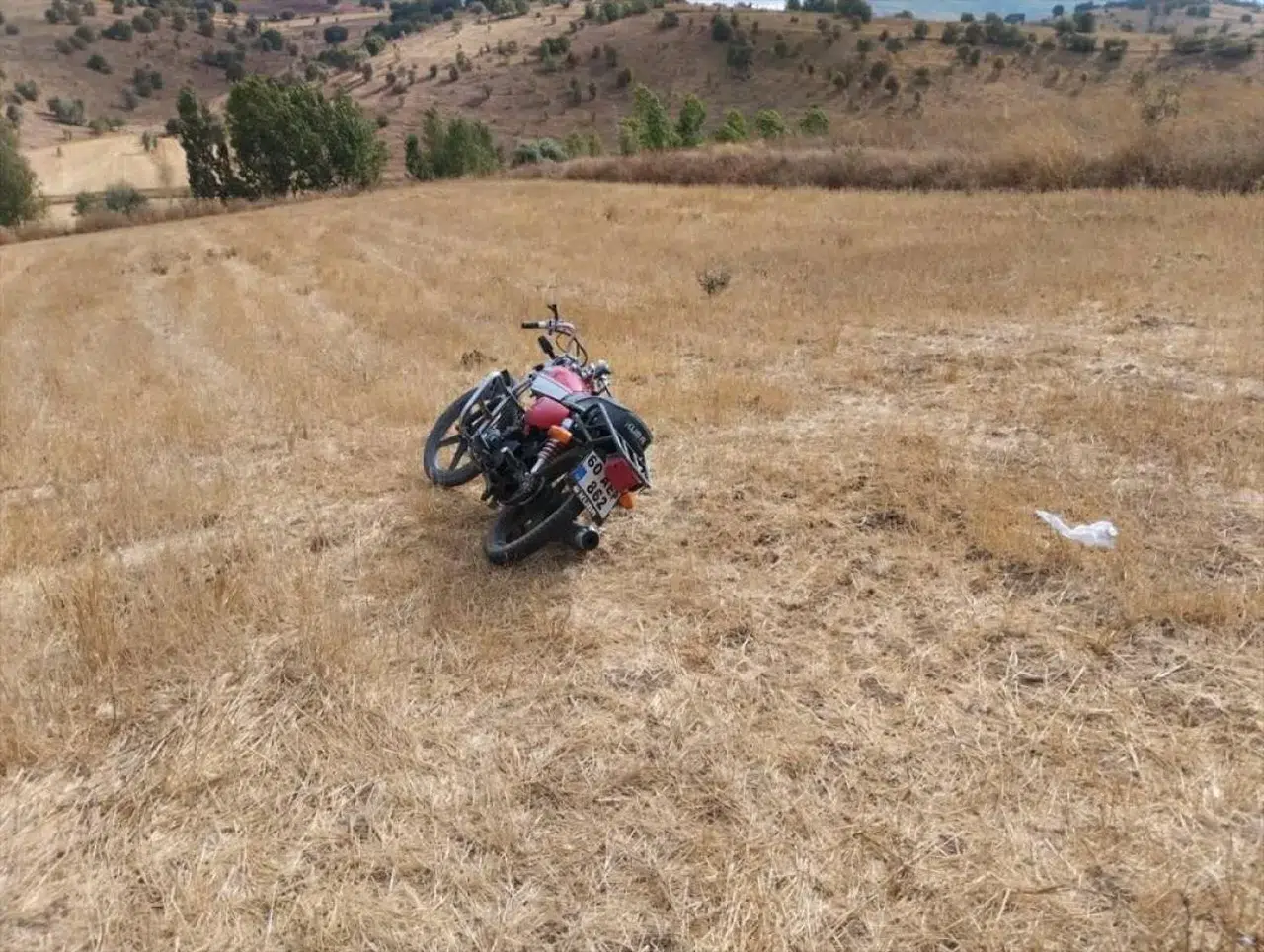 Tokat'ta tarlaya devrilen motosikletin sürücüsü öldü