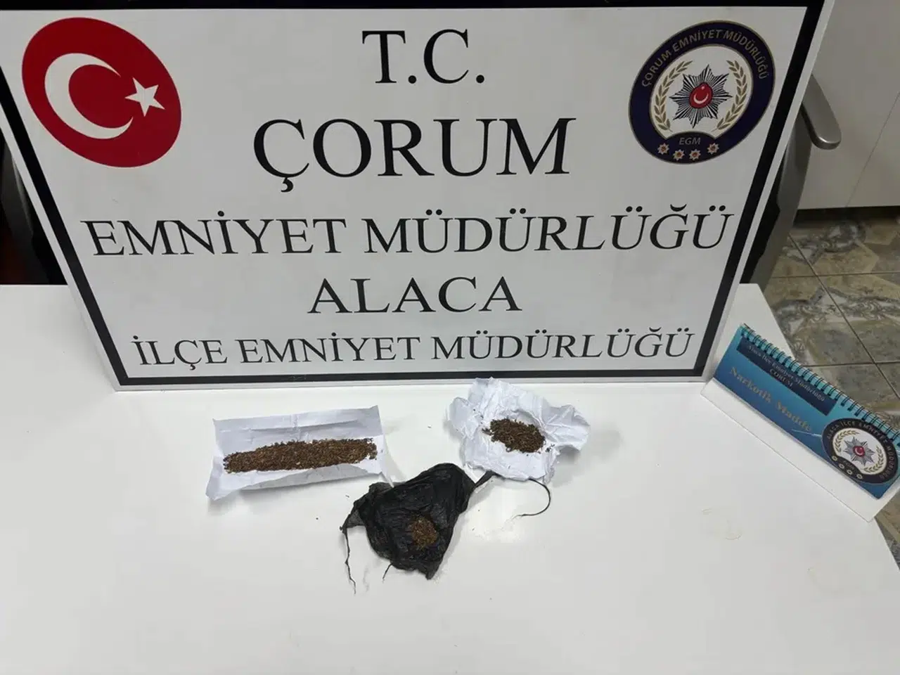 Polisi Görünce Aracın Camından Dışarı Attılar