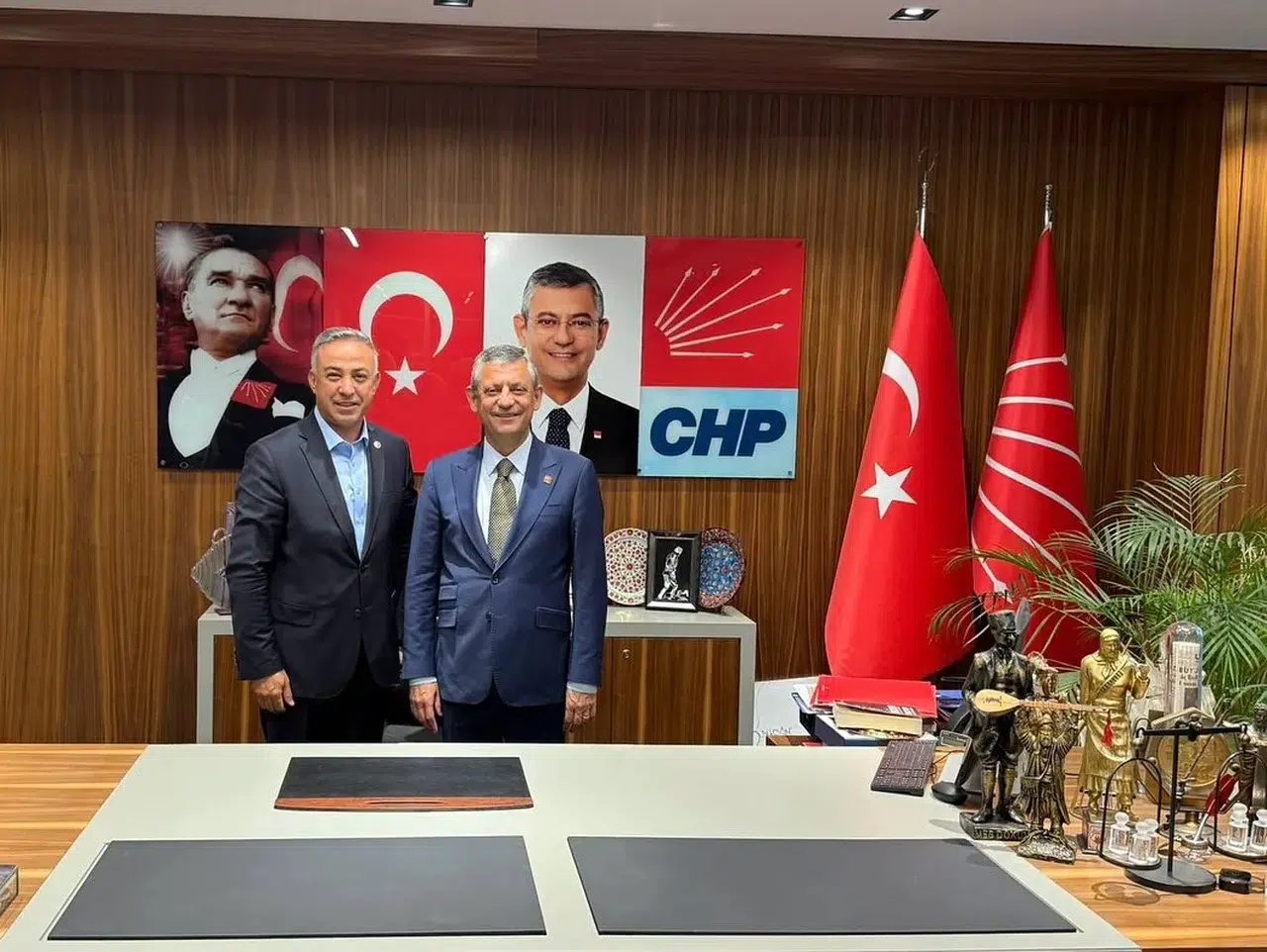 Tahtasız, Genel Merkezin İstanbul Ofisinde